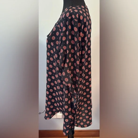 ✅ 3 for $25 - Banana Republic Navy Blue and Red Patterned Blouse with ruffle - Picture 2 of 11